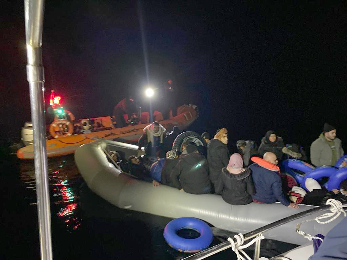 Türk karasularına itilen 56 kaçak göçmen kurtarıldı - Resim : 1