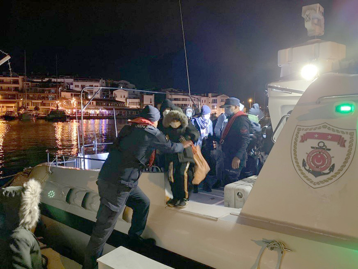 Türk karasularına itilen 56 kaçak göçmen kurtarıldı - Resim : 2