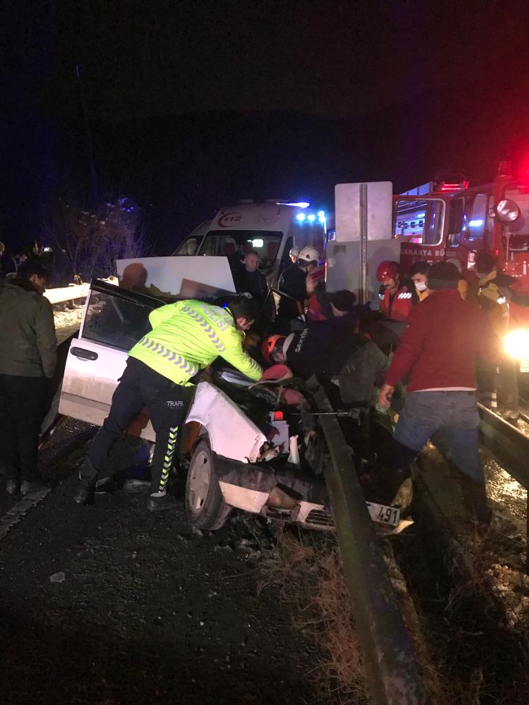 Bariyerlere çarpan otomobildeki 4 kişi yaralandı - Resim : 1