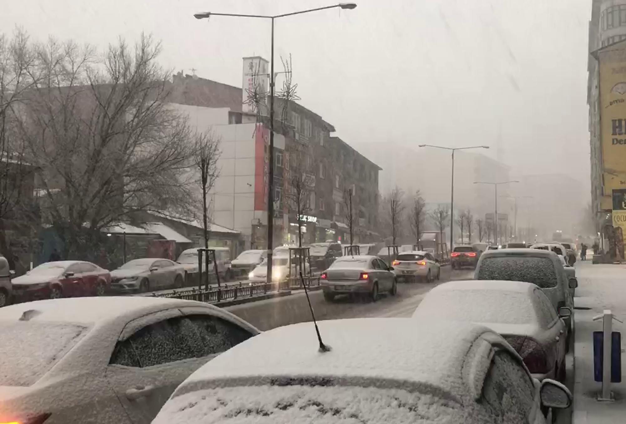 Erzurum'da yoğun kar yağışı hayatı felç etti - Resim : 4