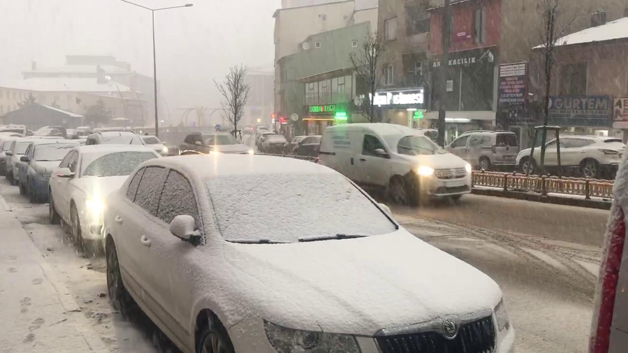 Erzurum'da yoğun kar yağışı hayatı felç etti - Resim : 5