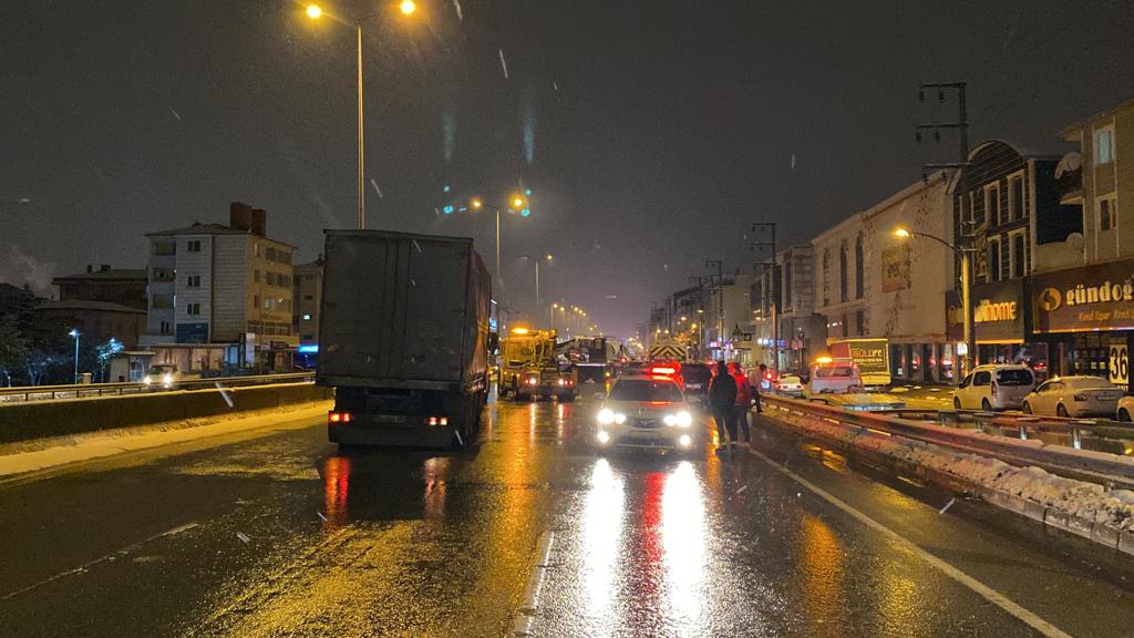 Buz tutan yolda zincirleme kaza: 13 araç birbirine girdi - Resim : 5