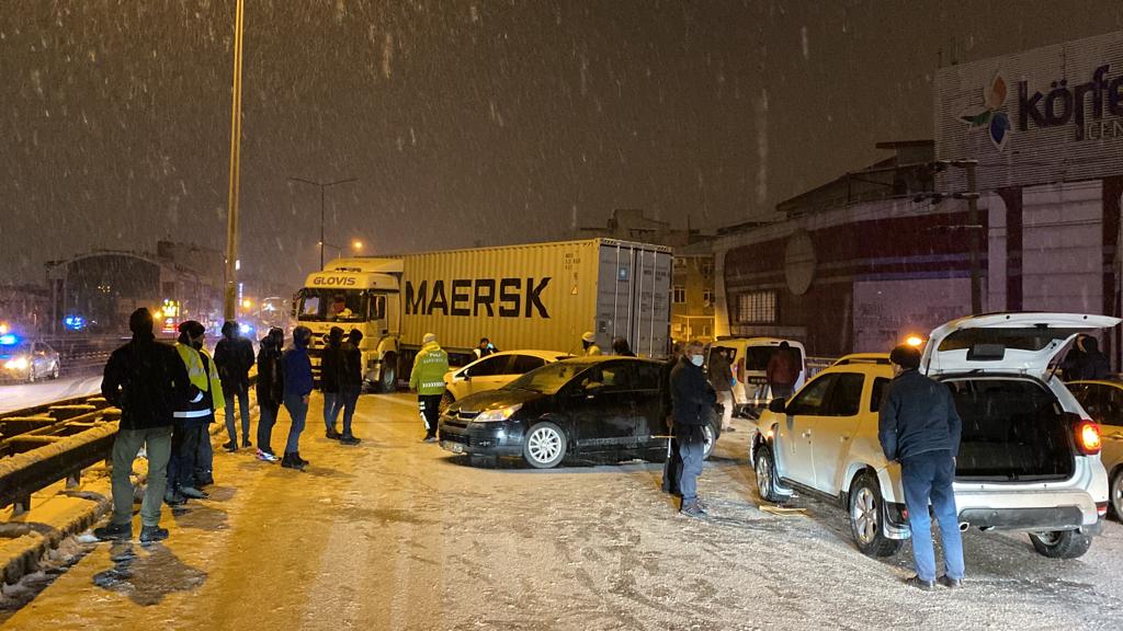 Buz tutan yolda zincirleme kaza: 13 araç birbirine girdi - Resim : 1