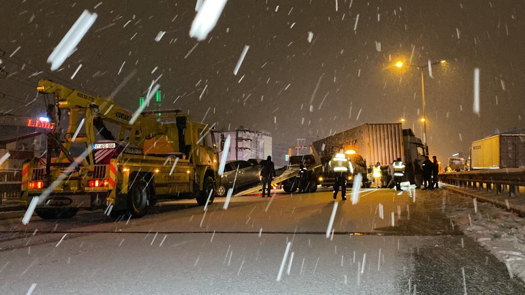 Buz tutan yolda zincirleme kaza: 13 araç birbirine girdi - Resim : 7