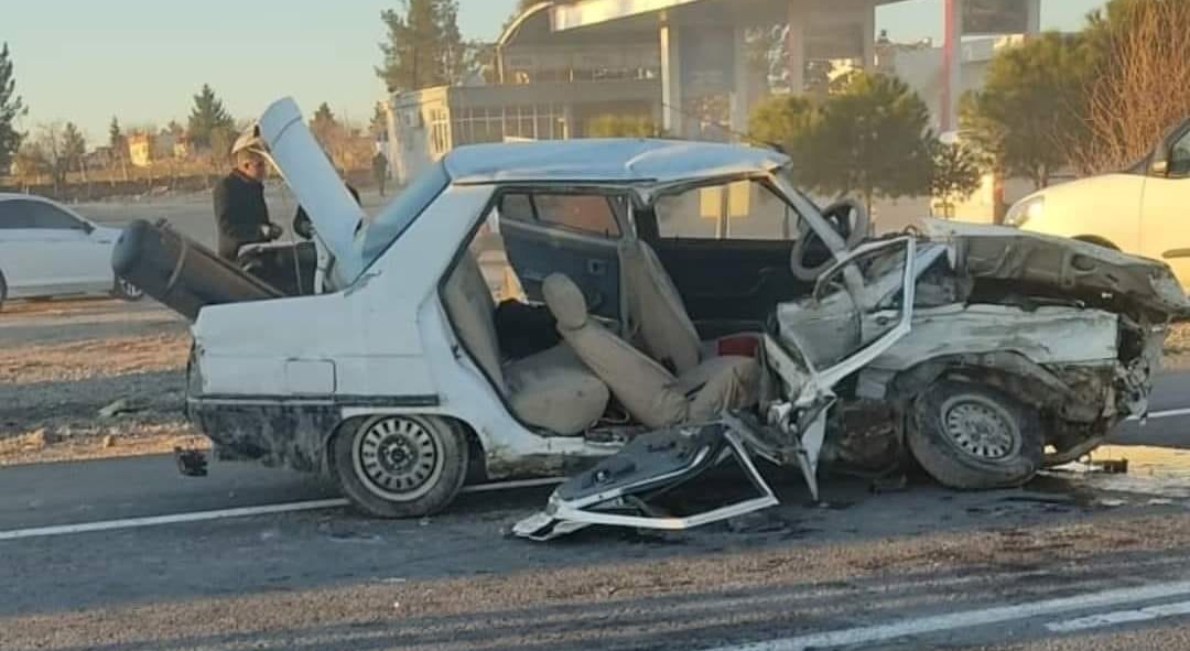 Şanlıurfa'da iki otomobilin çarpıştığı kaza kamerada: 1 ölü, 3 yaralı - Resim : 1