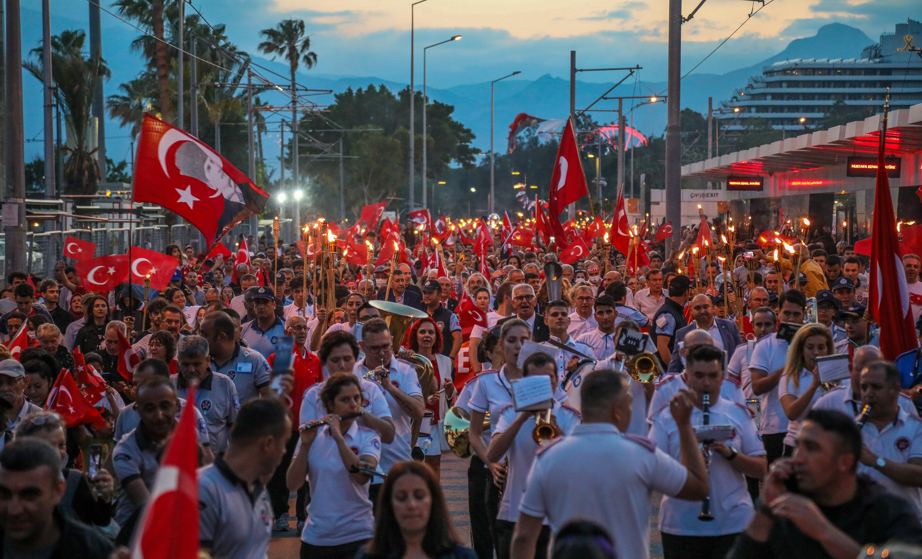 Antalya’da binlerce kişi fener alayında yürüdü - Resim : 5