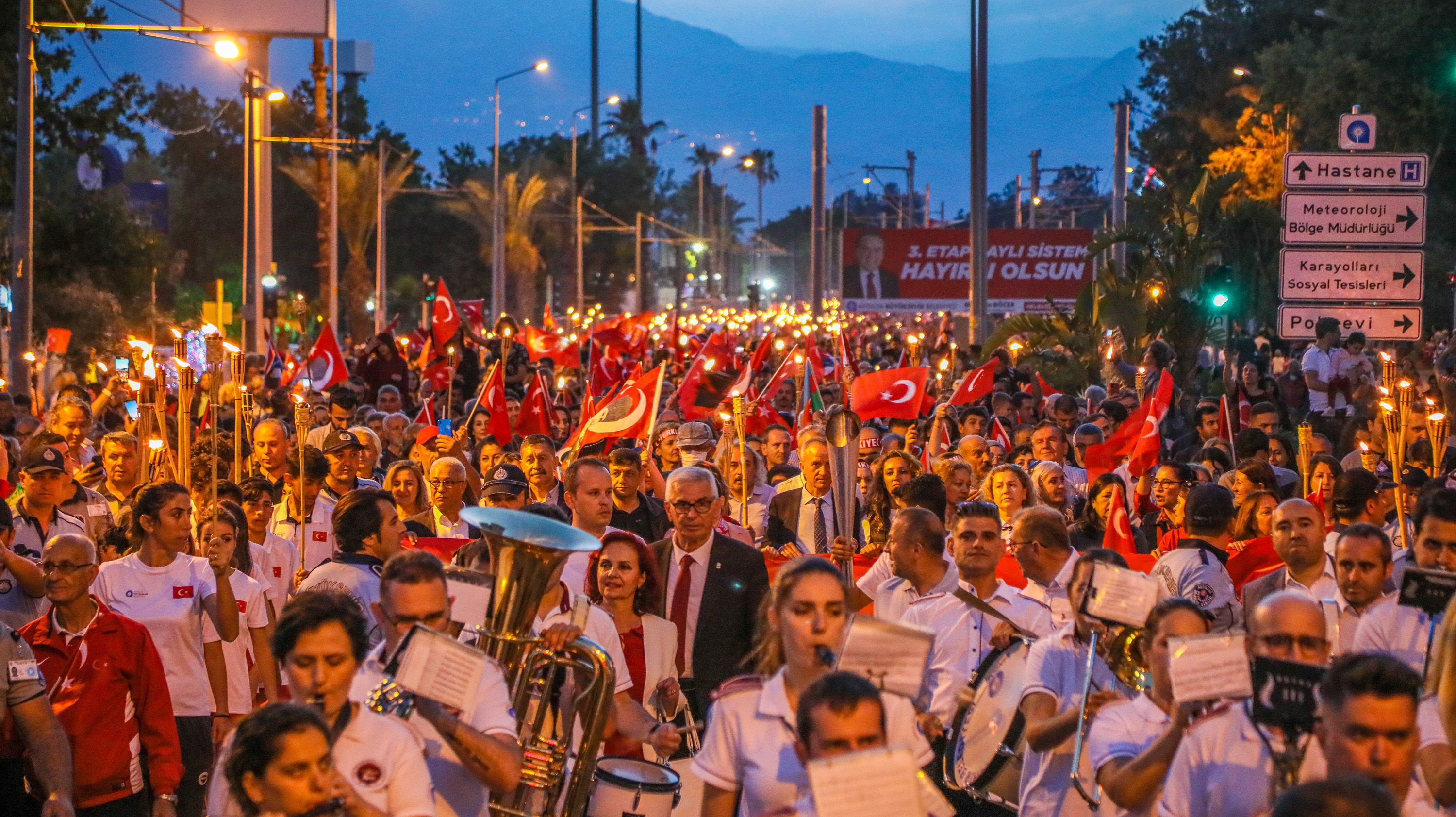 Antalya’da binlerce kişi fener alayında yürüdü - Resim : 8