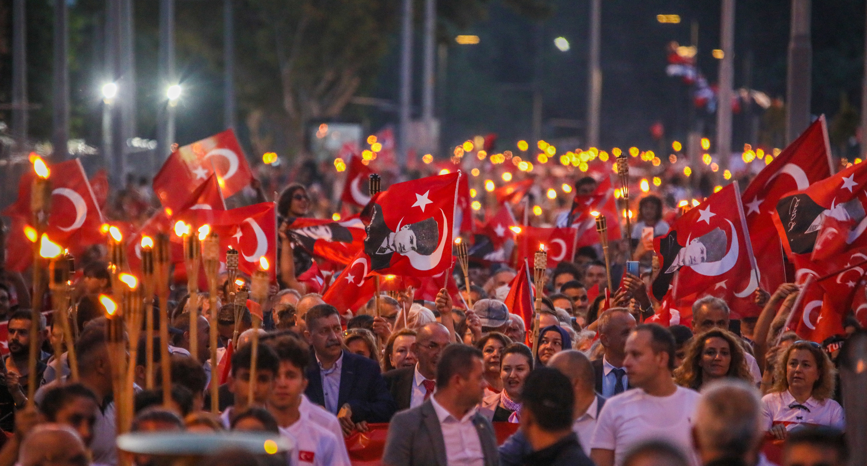 Antalya’da binlerce kişi fener alayında yürüdü - Resim : 7