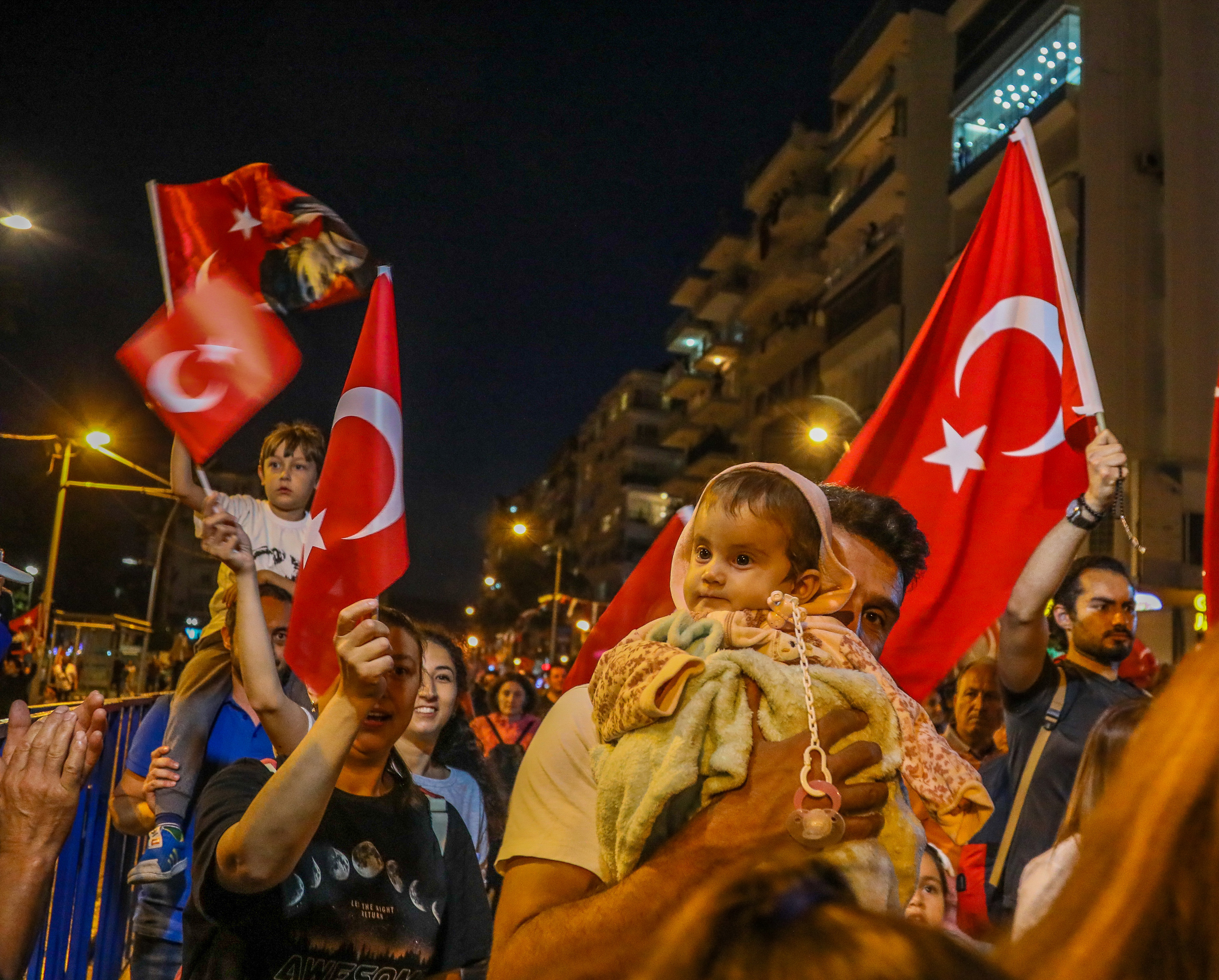 Antalya’da binlerce kişi fener alayında yürüdü - Resim : 1