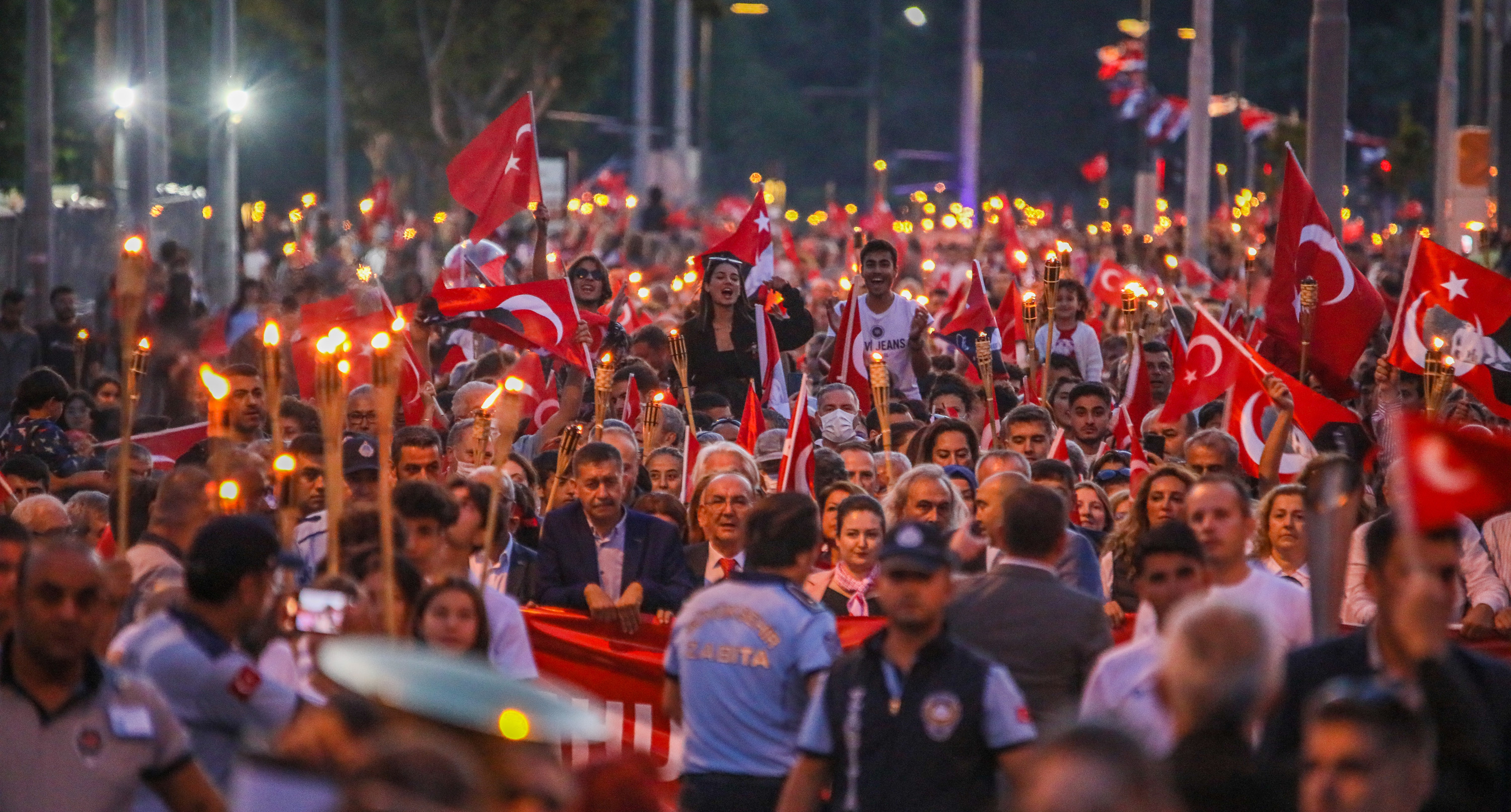Antalya’da binlerce kişi fener alayında yürüdü - Resim : 6