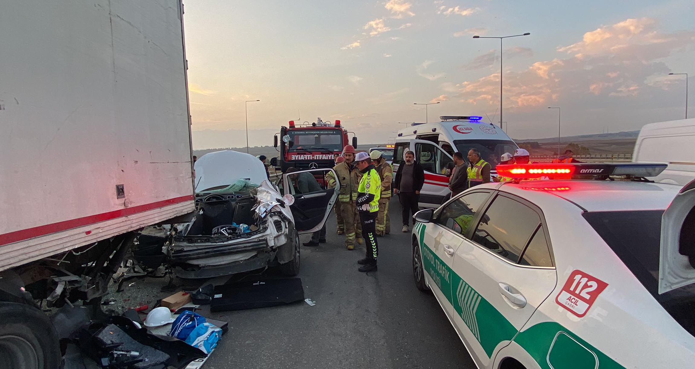 Tekirdağ'da otomobil kamyona çarptı: 2 ölü, 1 yaralı - Resim : 3