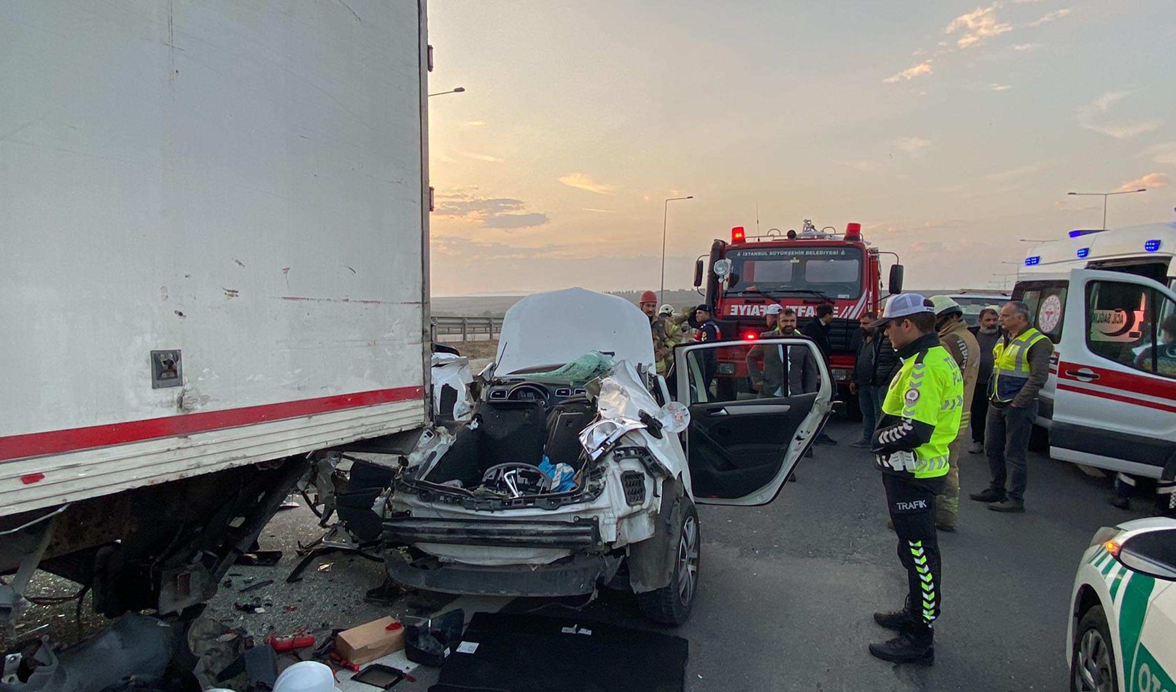 Tekirdağ'da otomobil kamyona çarptı: 2 ölü, 1 yaralı - Resim : 2