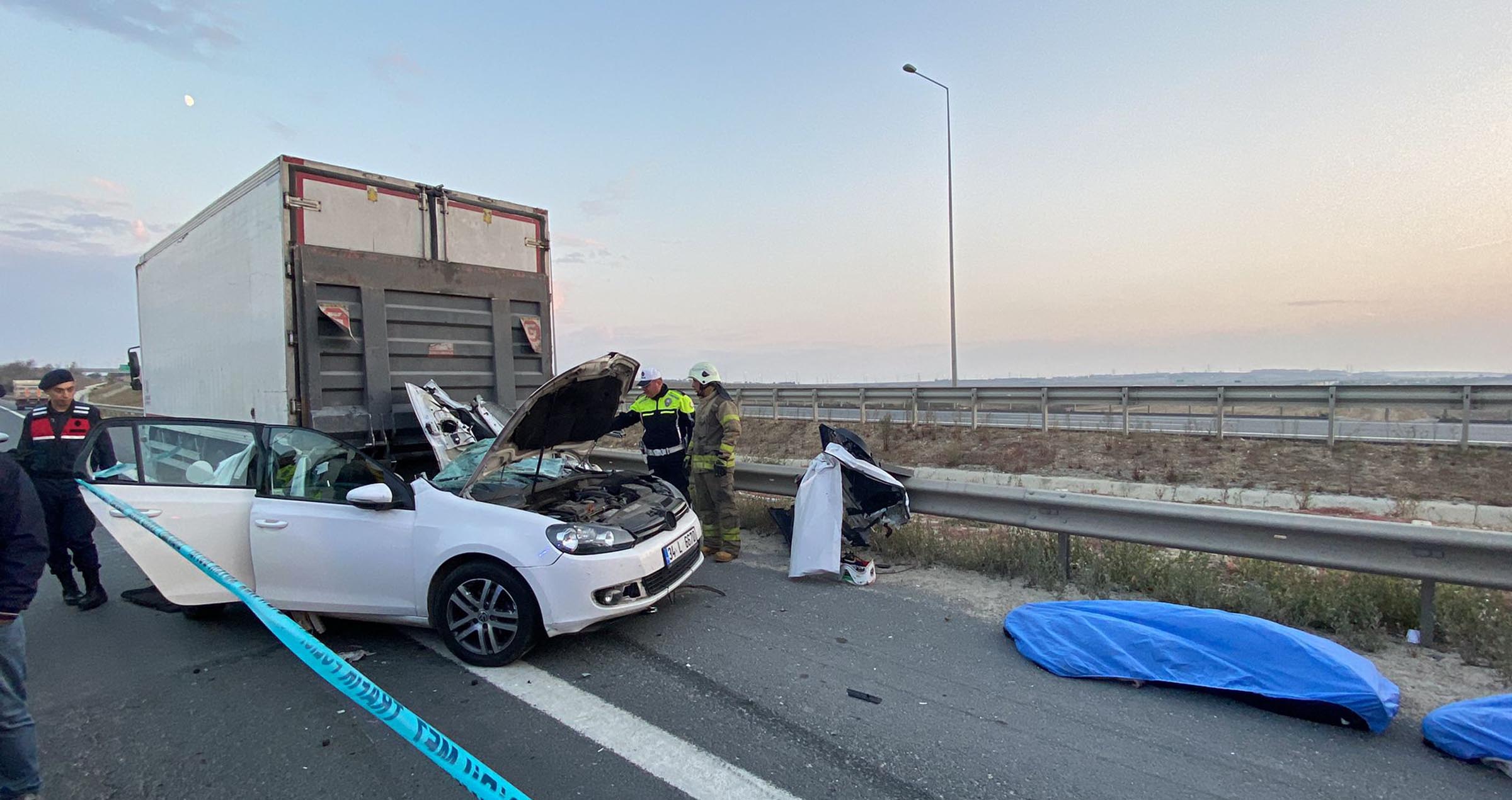 Tekirdağ'da otomobil kamyona çarptı: 2 ölü, 1 yaralı - Resim : 1