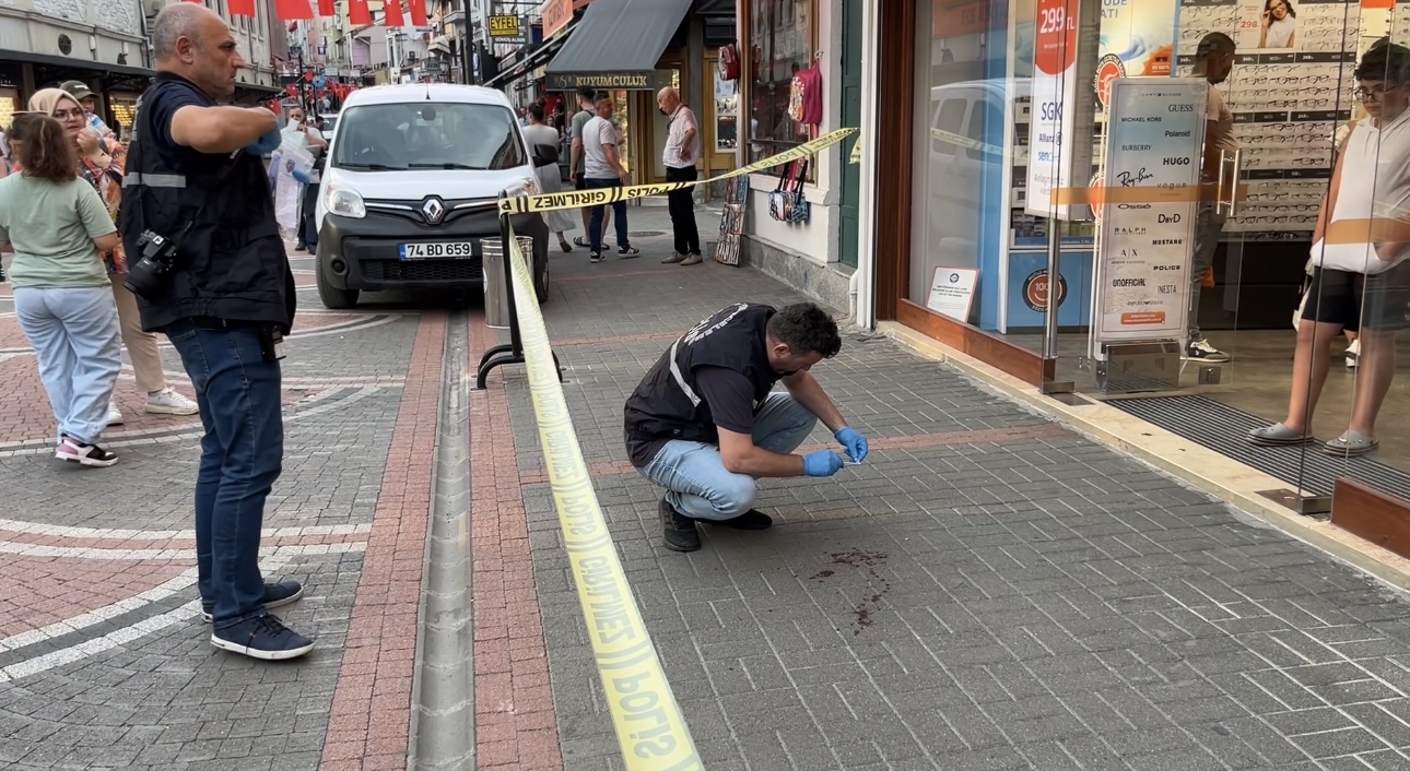 Resmen şansa yaşıyoruz! Caddede yürürken başına yorgun mermi isabet etti - Resim : 1