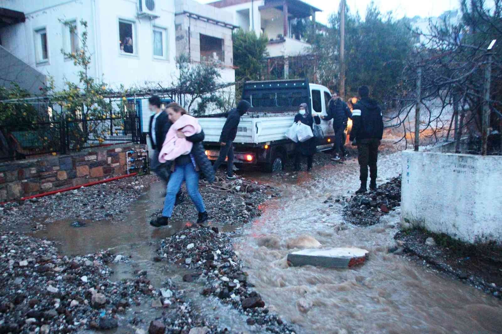 Bodrum’da sel faciası! Evleri su bastı, sokak hayvanları boğuldu - Resim : 7