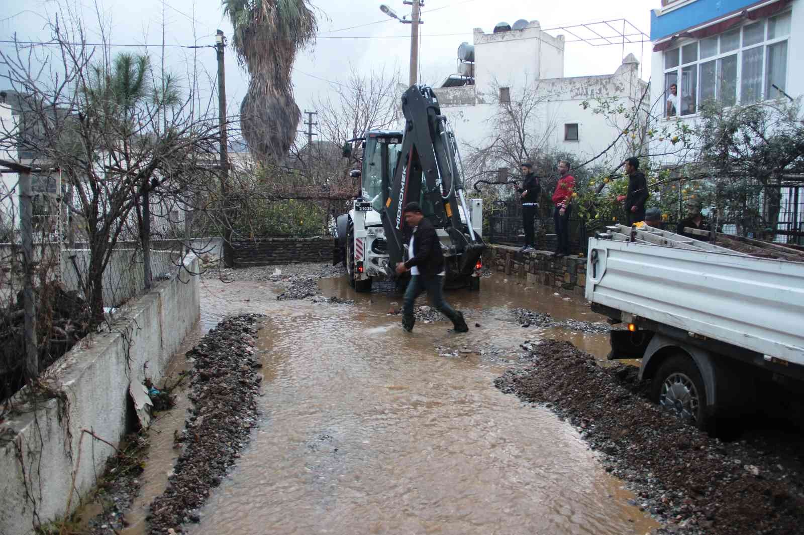 Bodrum’da sel faciası! Evleri su bastı, sokak hayvanları boğuldu - Resim : 23