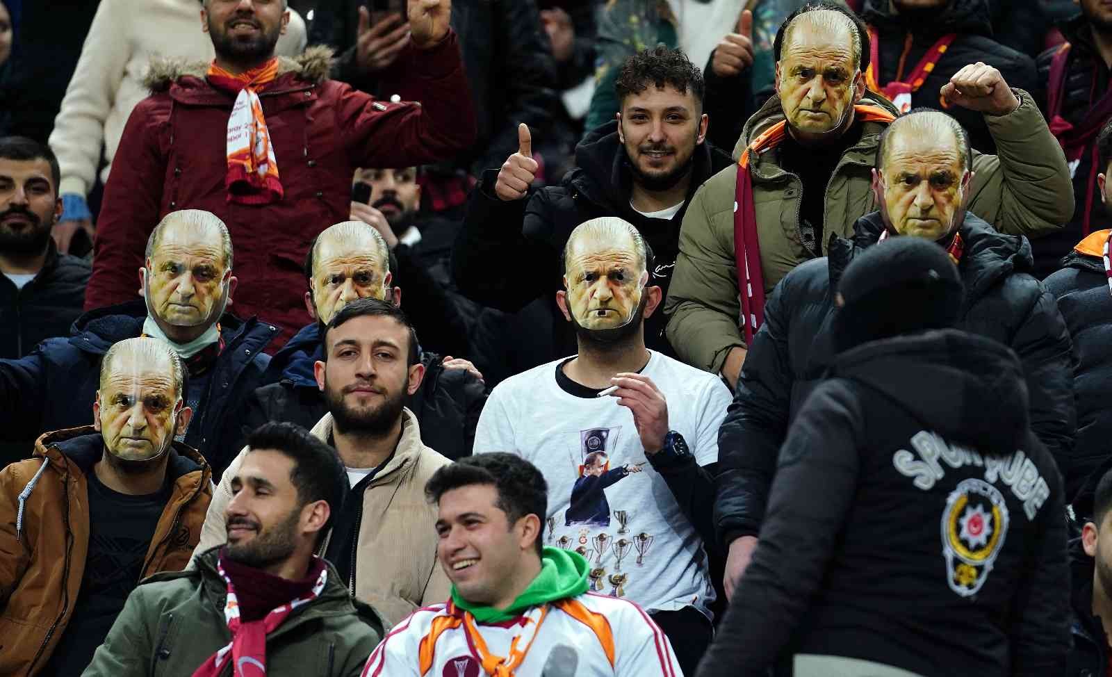Galatasaray taraftarından yönetim ve futbolculara protesto - Resim : 2