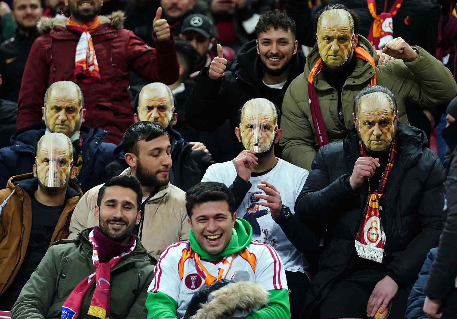 Galatasaray taraftarından yönetim ve futbolculara protesto - Resim : 1