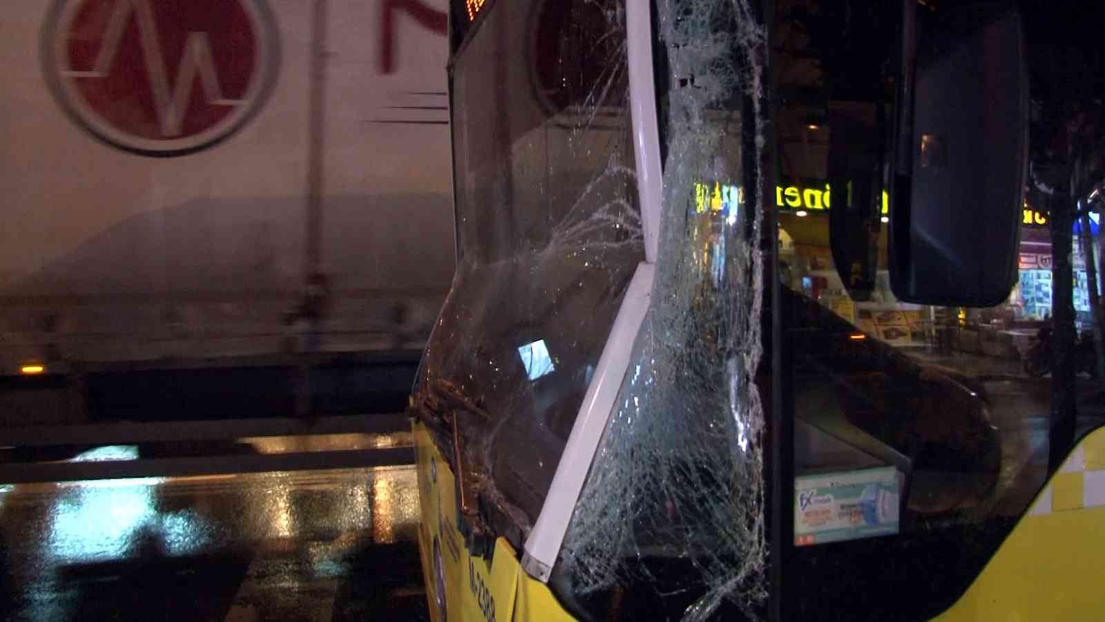 İETT otobüsü kamyona arkadan çarptı - Resim : 3