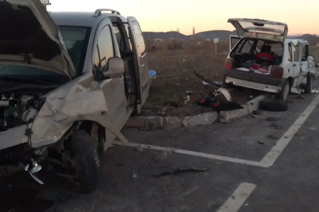 Kütahya'da trafik kazası: 4 yaralı - Resim : 1