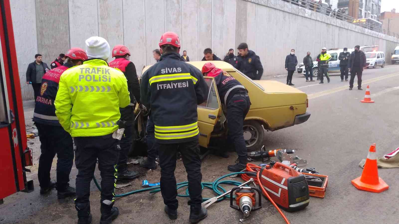 Sivas’ta otomobil ile işçi servisi çarpıştı: 1 ölü - Resim : 1