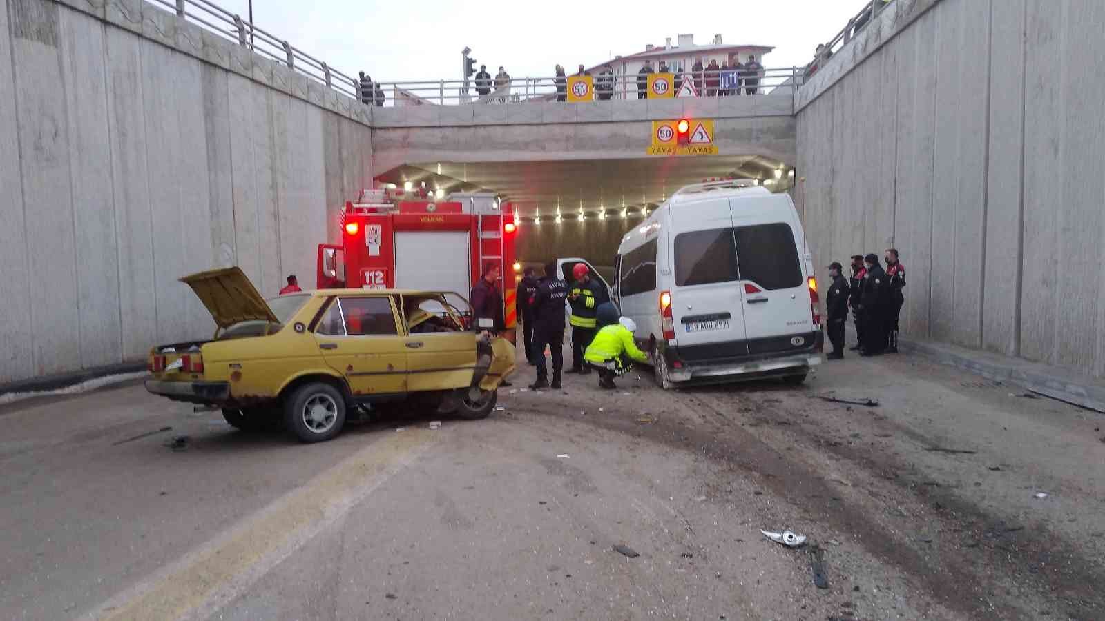 Sivas’ta otomobil ile işçi servisi çarpıştı: 1 ölü - Resim : 3