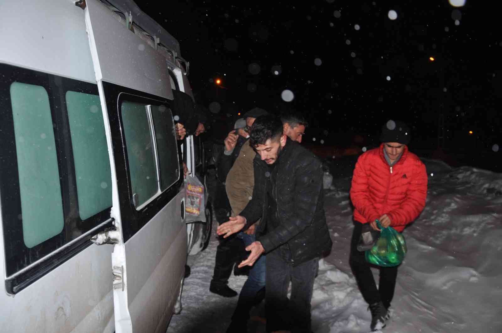 Kars’ta yolda mahsur kalan 15 kişi donmaktan son anda kurtarıldı - Resim : 6