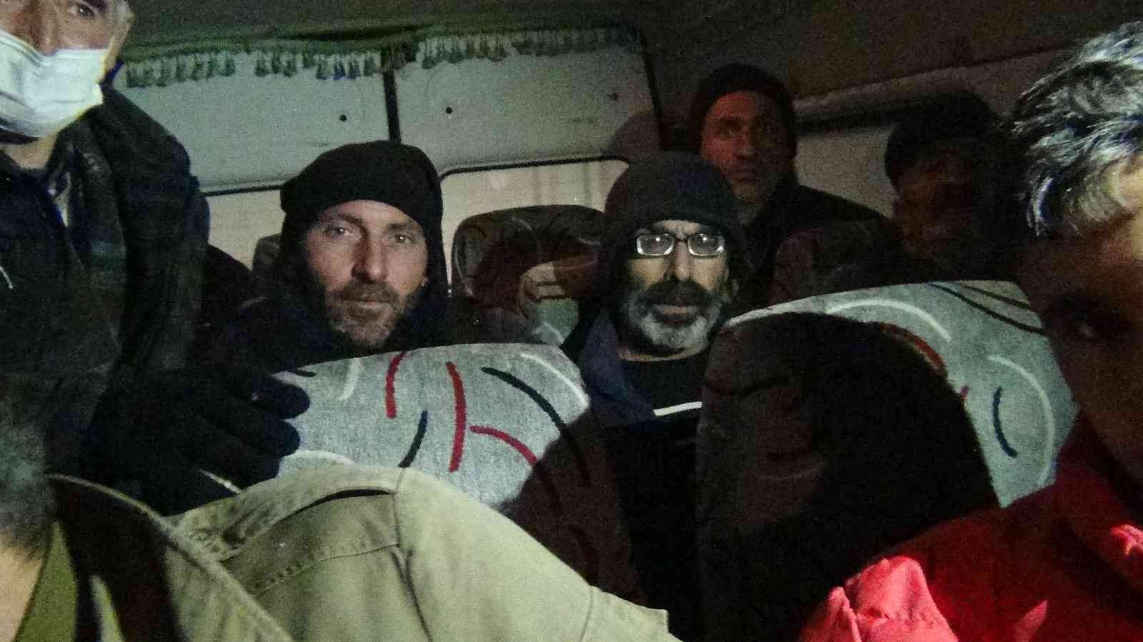 Kars’ta yolda mahsur kalan 15 kişi donmaktan son anda kurtarıldı - Resim : 3