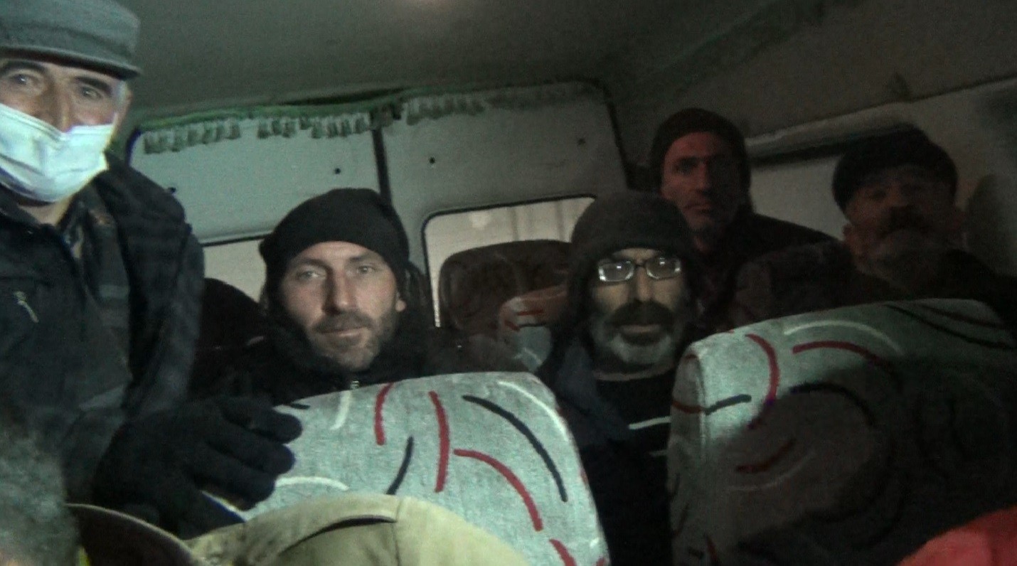Kars’ta yolda mahsur kalan 15 kişi donmaktan son anda kurtarıldı - Resim : 2