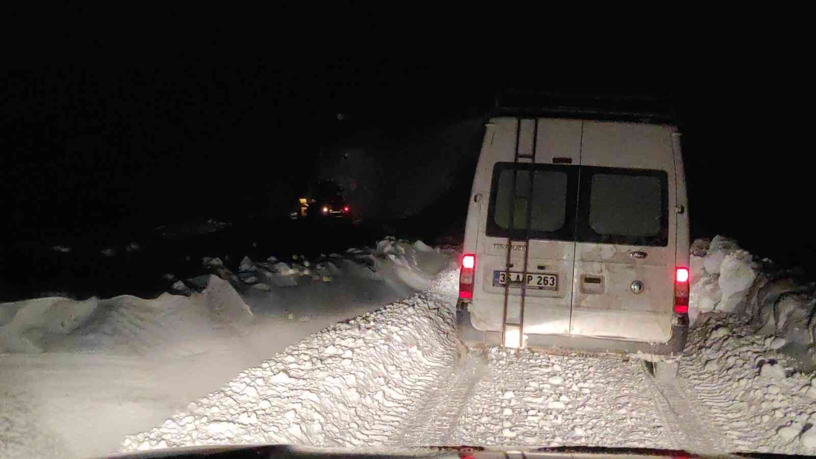 Kars’ta yolda mahsur kalan 15 kişi donmaktan son anda kurtarıldı - Resim : 4