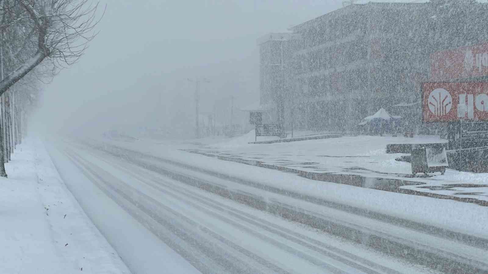 Kar yağışı etkisi artırdı, sokaklar beyaza büründü - Resim : 4
