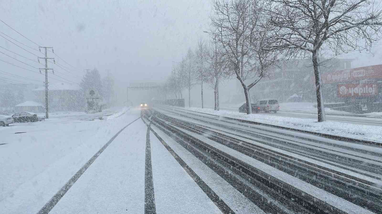 Kar yağışı etkisi artırdı, sokaklar beyaza büründü - Resim : 3