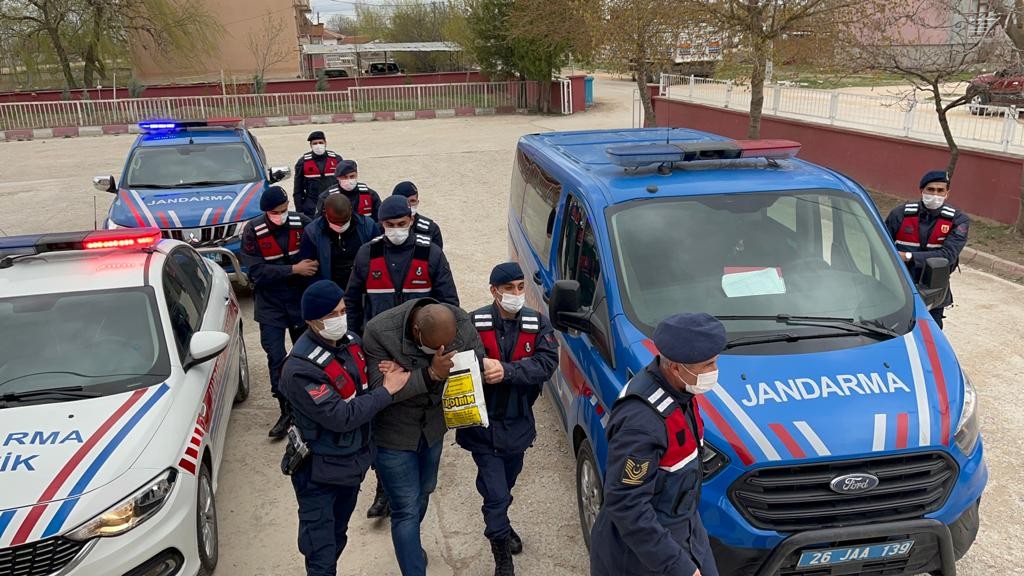 Milyonlarca liralık sahte parayla yakalanan şüpheliler adliyeye sevk edildi - Resim : 1