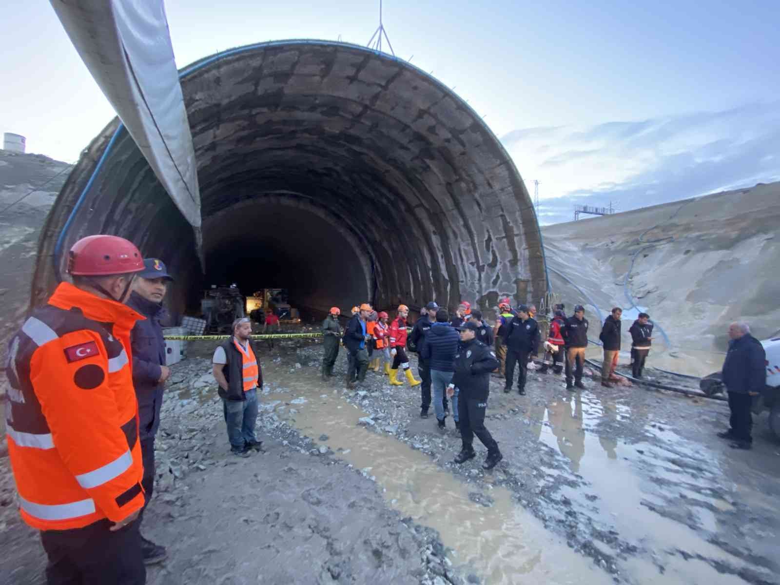 Korku dolu anlar! Tüneli sel bastı; mahsur kalan 3 işçi kurtarıldı - Resim : 3