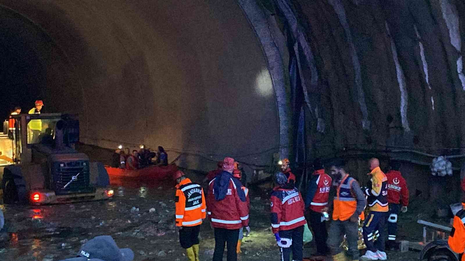 Korku dolu anlar! Tüneli sel bastı; mahsur kalan 3 işçi kurtarıldı - Resim : 2