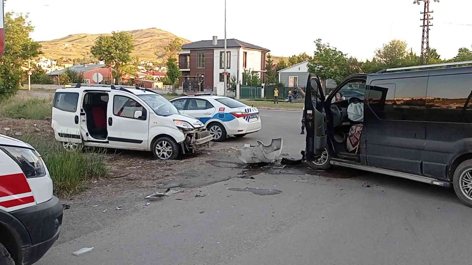 Sivas'ta iki araç kafa kafaya çarpıştı: 2 yaralı - Resim : 1