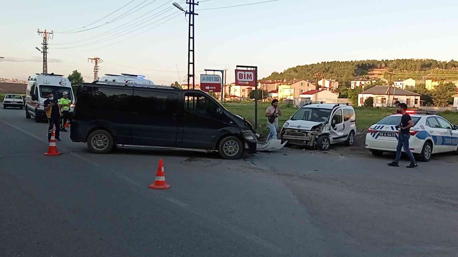 Sivas'ta iki araç kafa kafaya çarpıştı: 2 yaralı - Resim : 3