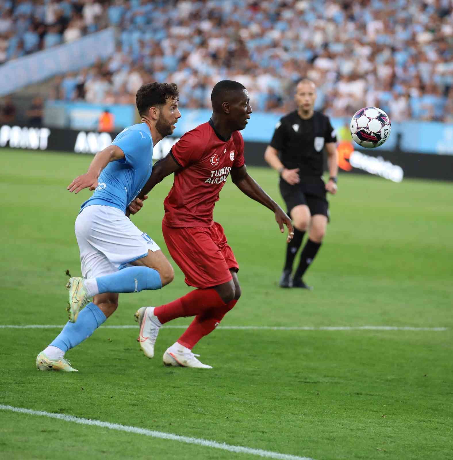 UEFA Avrupa Ligi'nde Sivasspor Malmö'ye 3-1 mağlup oldu - Resim : 4