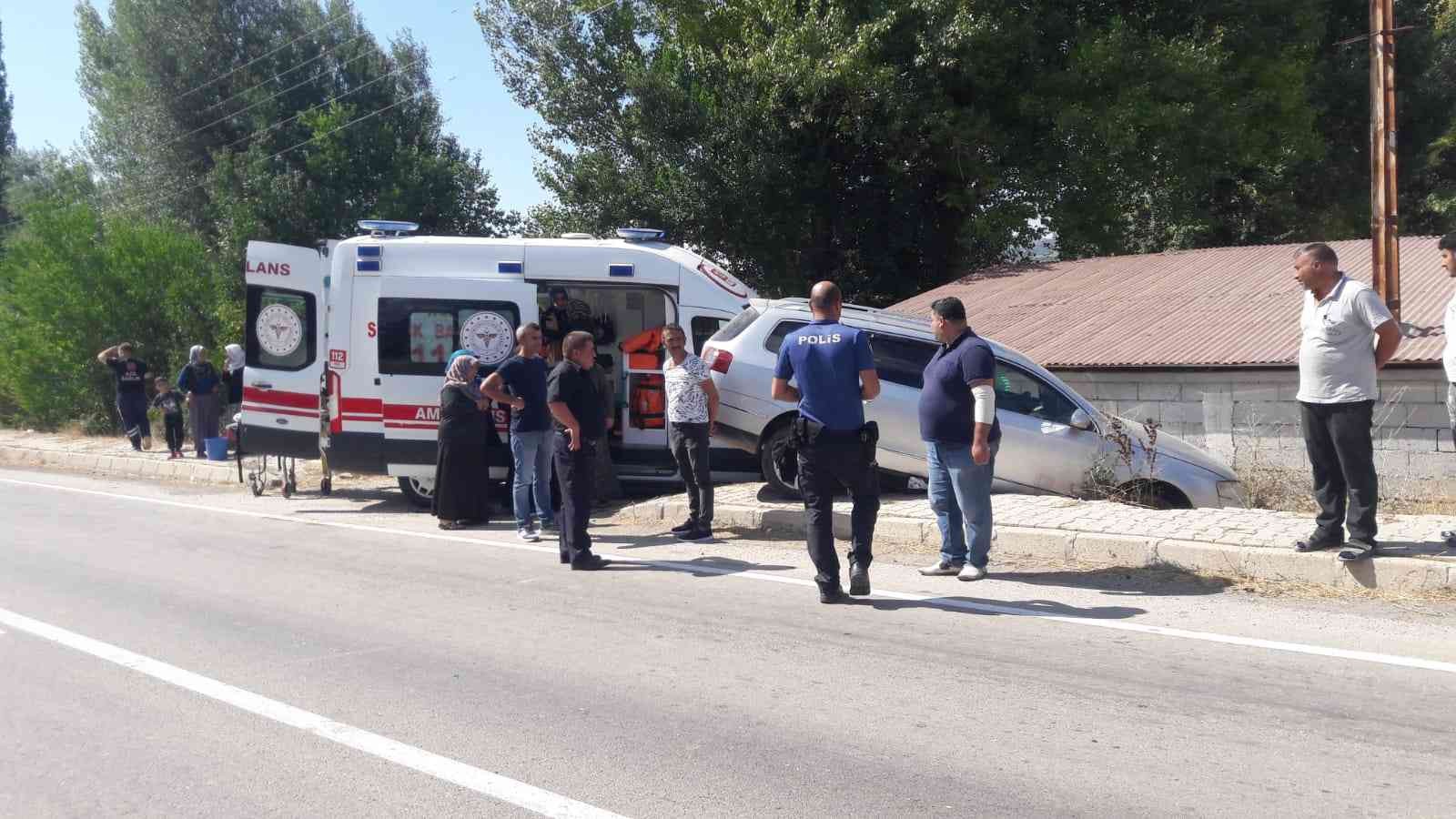 Hasta taşıyan ambulansla otomobil çarpıştı - Resim : 1