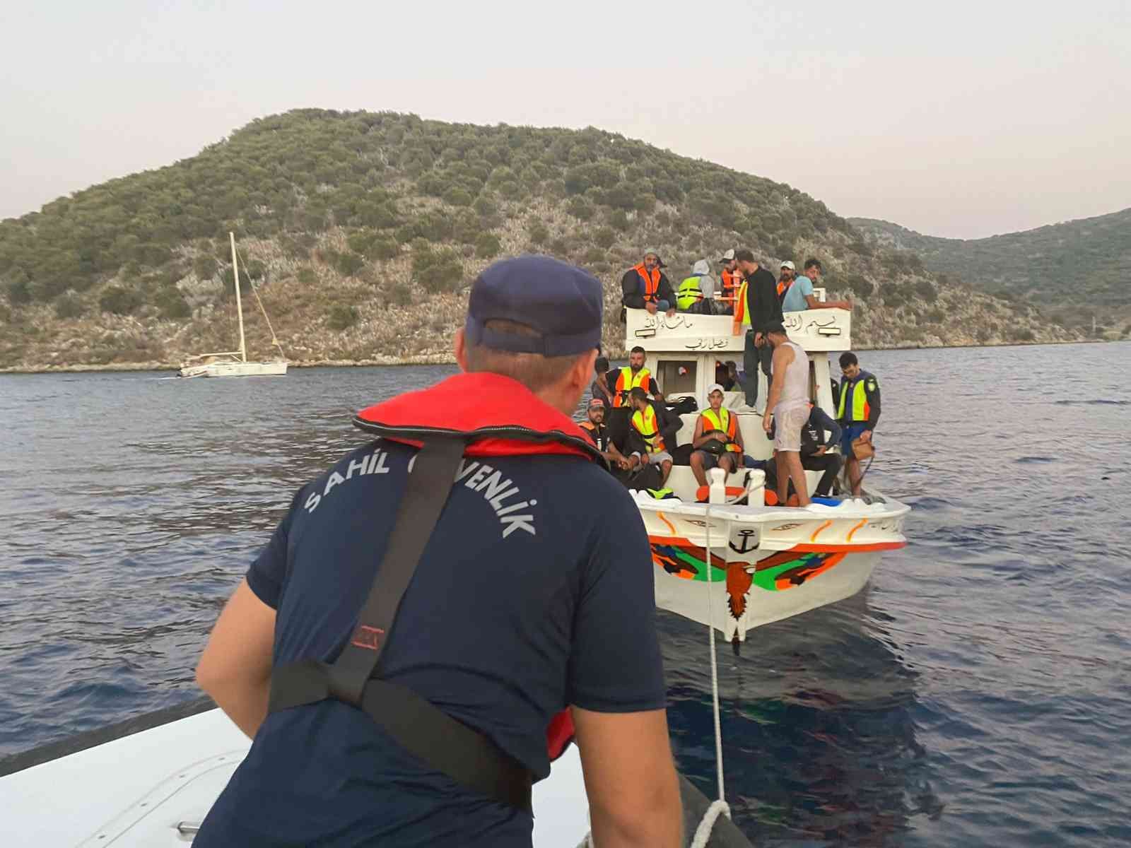 Yunanistan, balıkçı teknesinde 65 göçmeni geri itti - Resim : 3