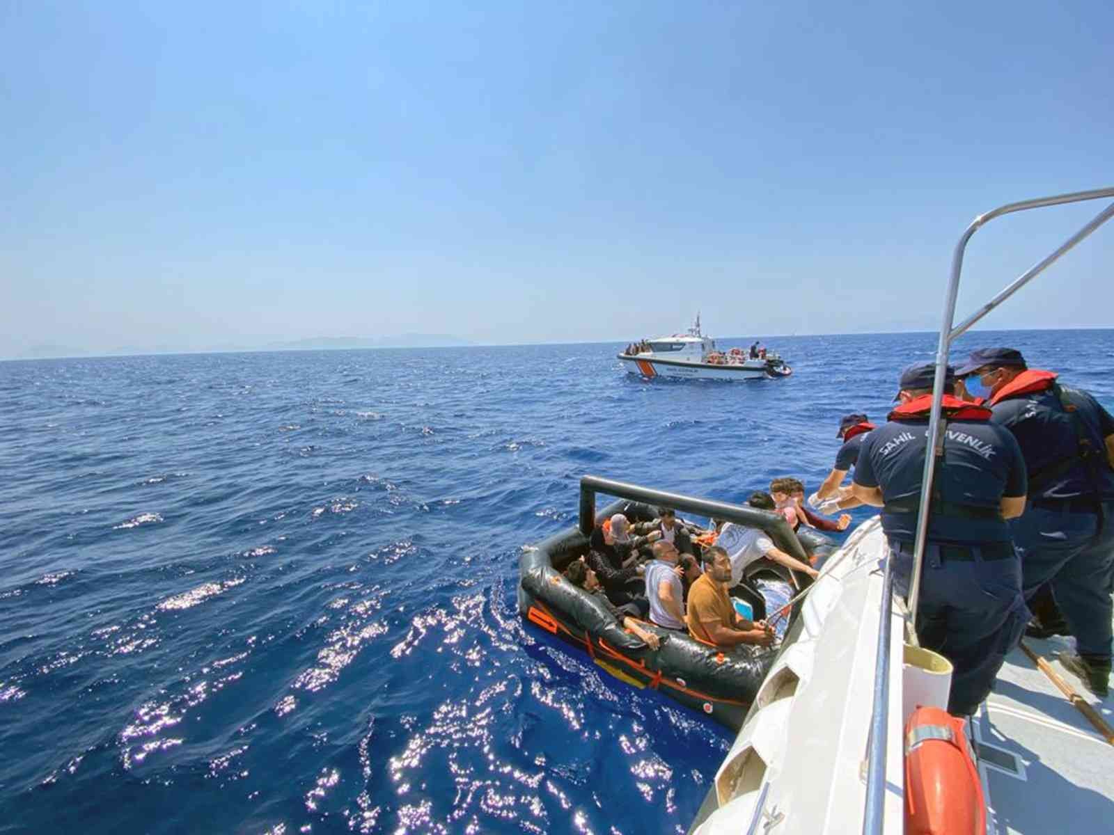Yunanistan, balıkçı teknesinde 65 göçmeni geri itti - Resim : 2