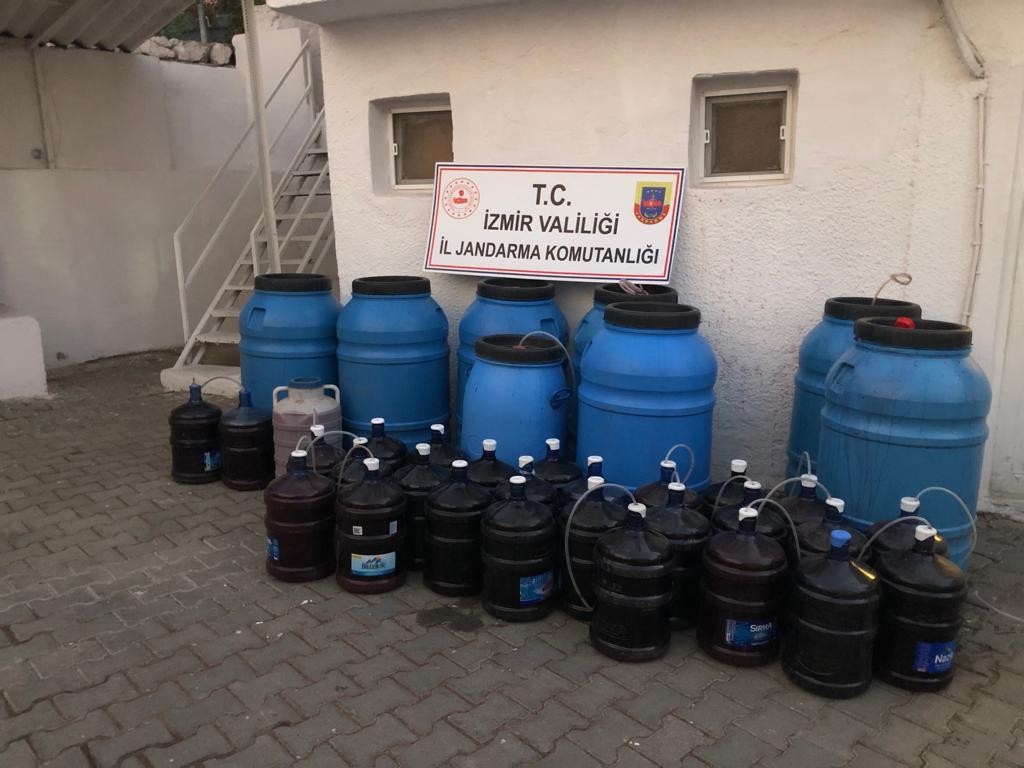 İzmir'de binlerce litre kaçak içki yakalandı - Resim : 1