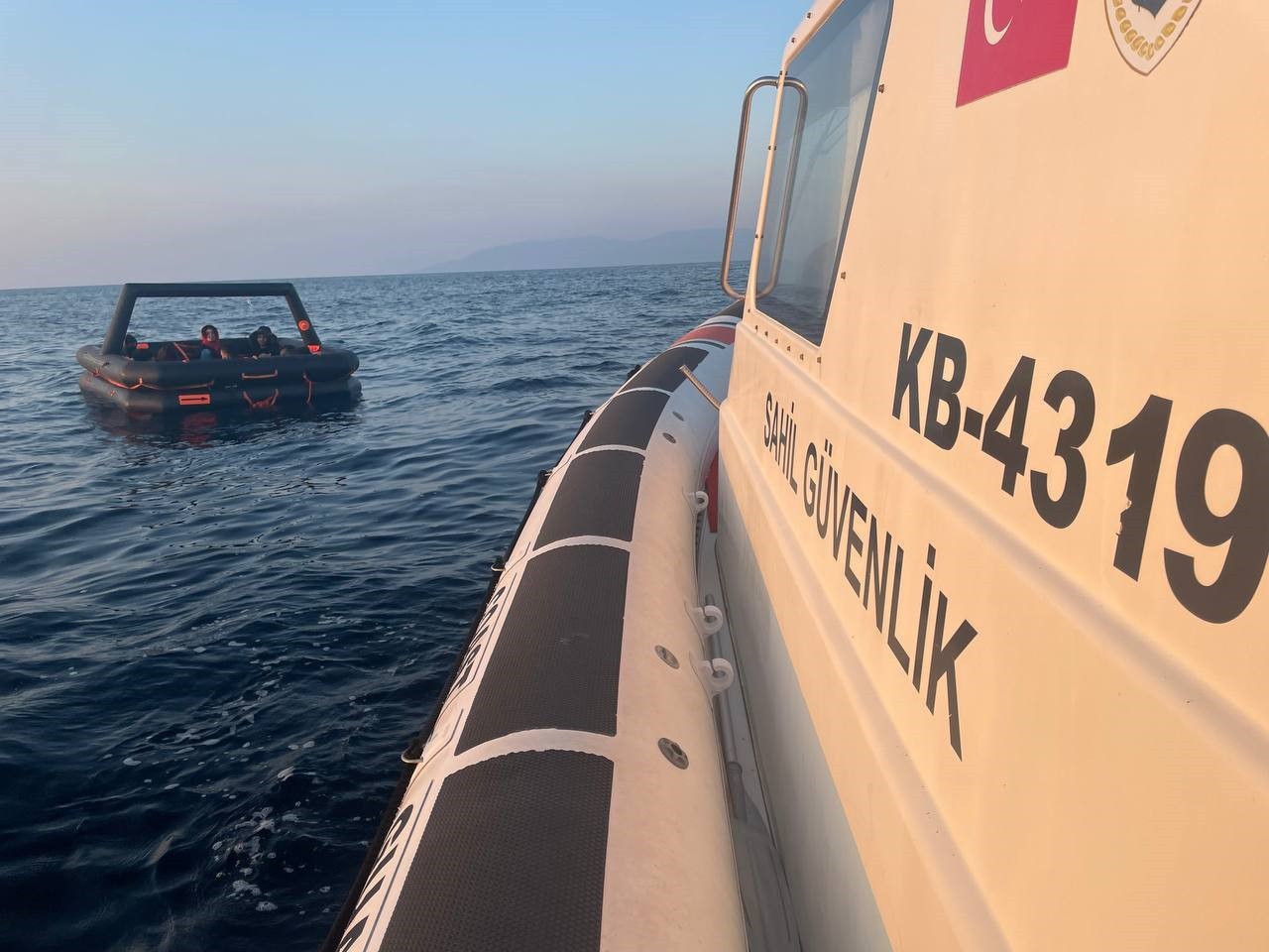 İzmir’de 18 göçmen kurtarıldı - Resim : 1