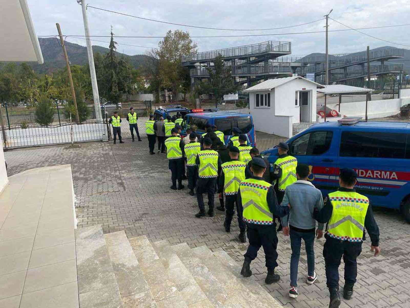 Fethiye’de insan taciri operasyonu: 10 kişi tutuklandı - Resim : 1
