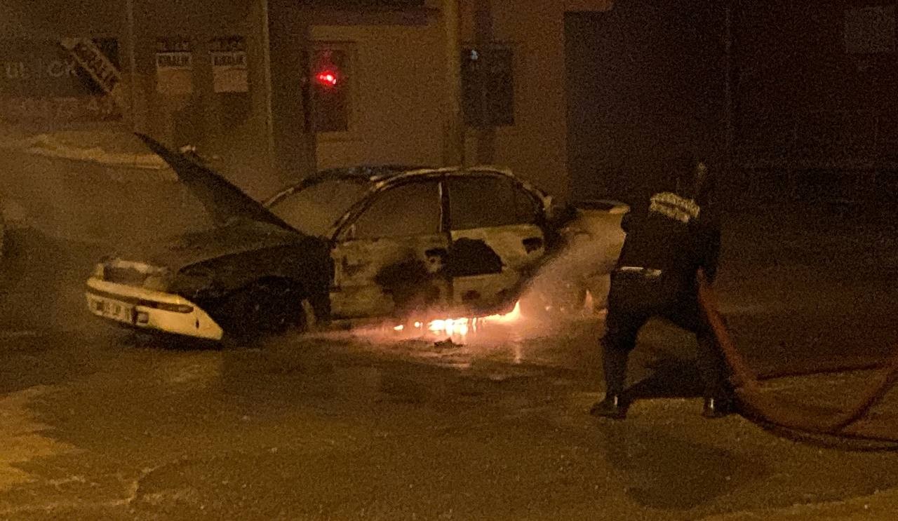 Mersin’de korku dolu anlar: Otomobil alev alev yandı - Resim : 2