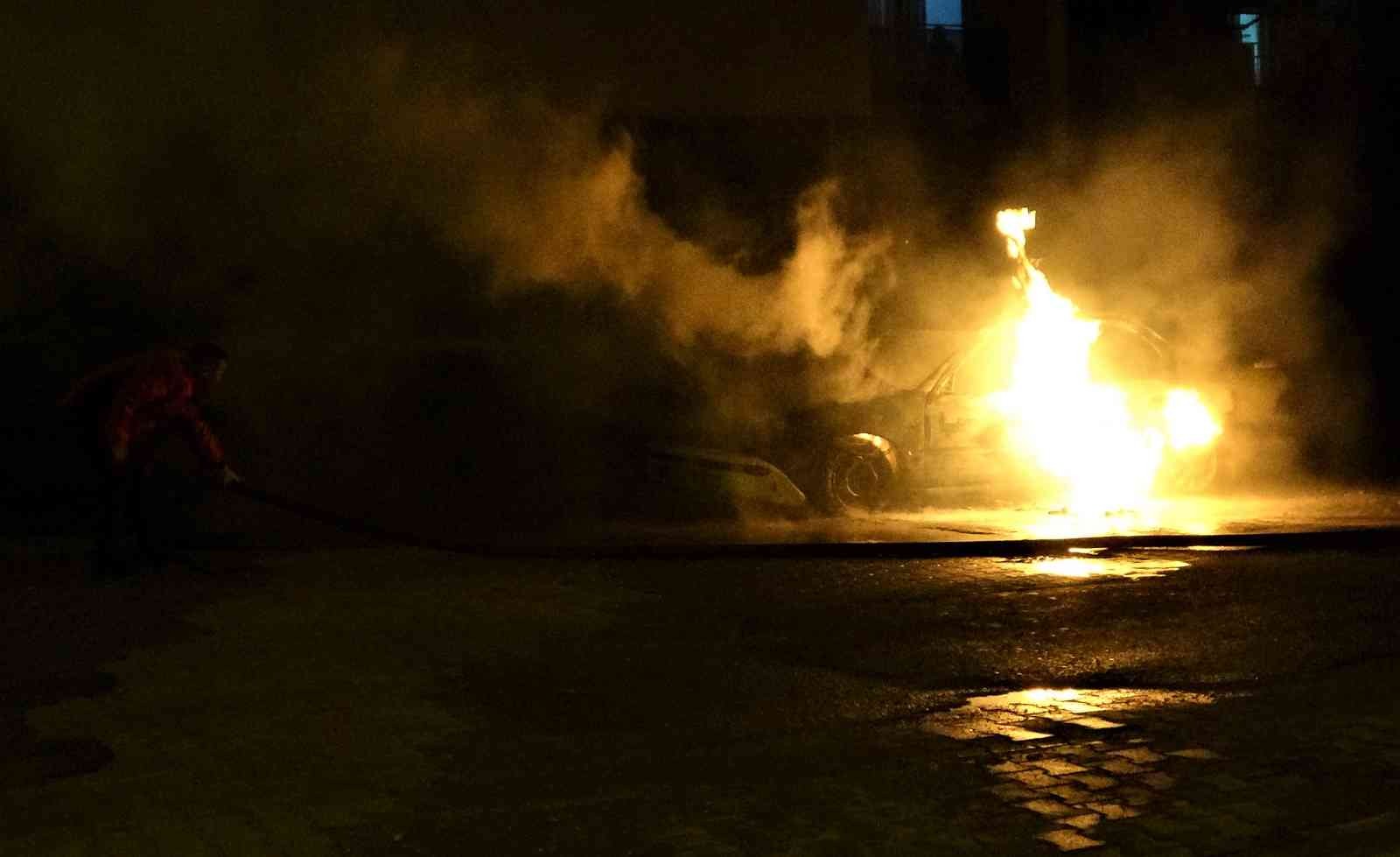 Mersin’de korku dolu anlar: Otomobil alev alev yandı - Resim : 1