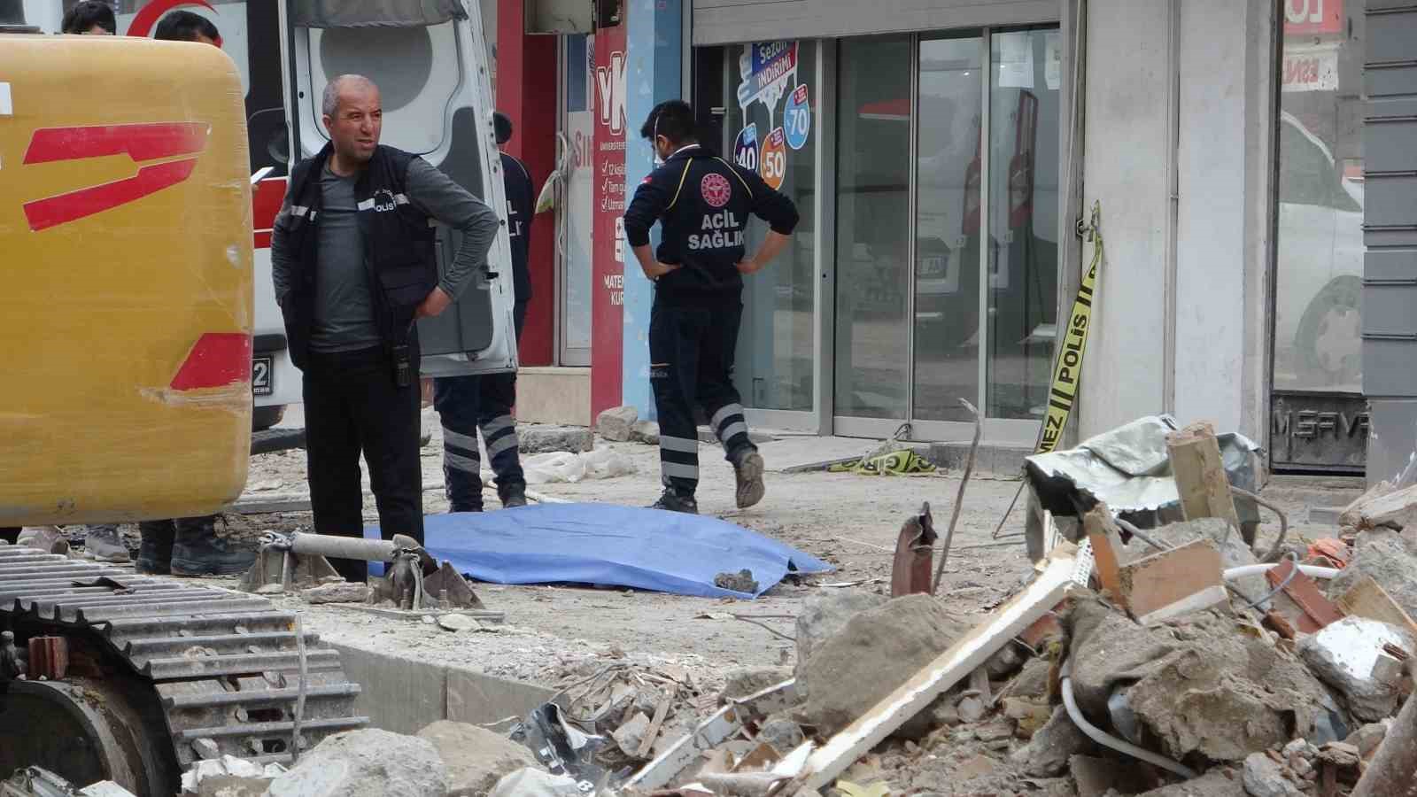Depremde yıkılan binanın enkazında erkek cesedi bulundu - Resim : 5