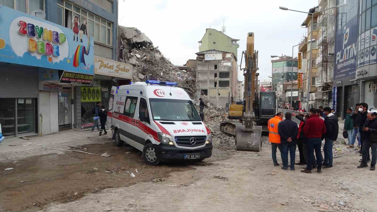Depremde yıkılan binanın enkazında erkek cesedi bulundu - Resim : 4