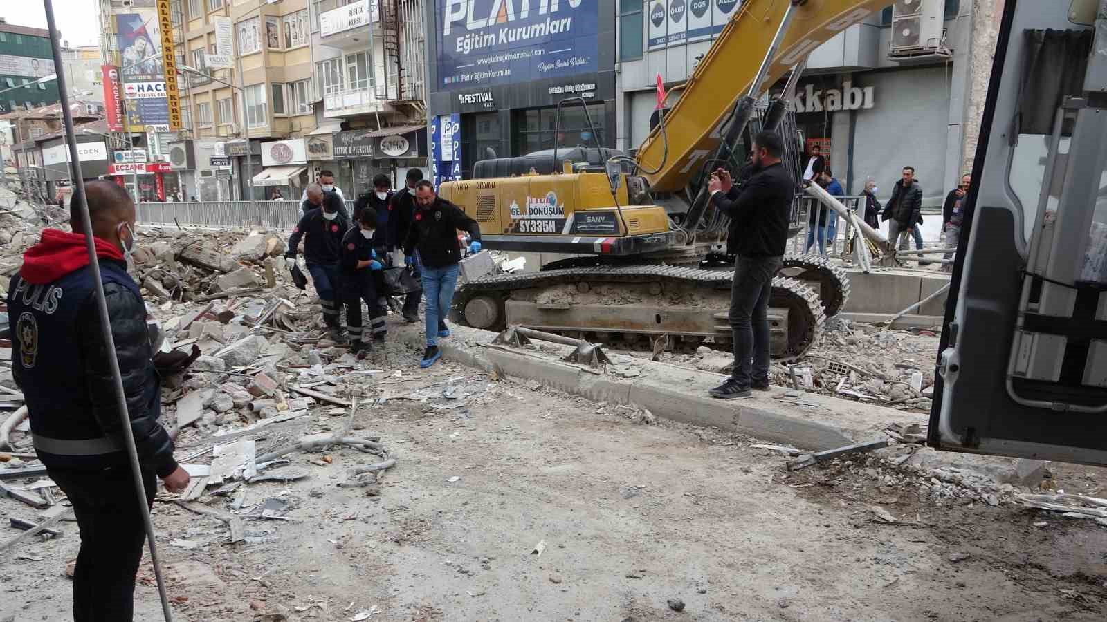 Depremde yıkılan binanın enkazında erkek cesedi bulundu - Resim : 3