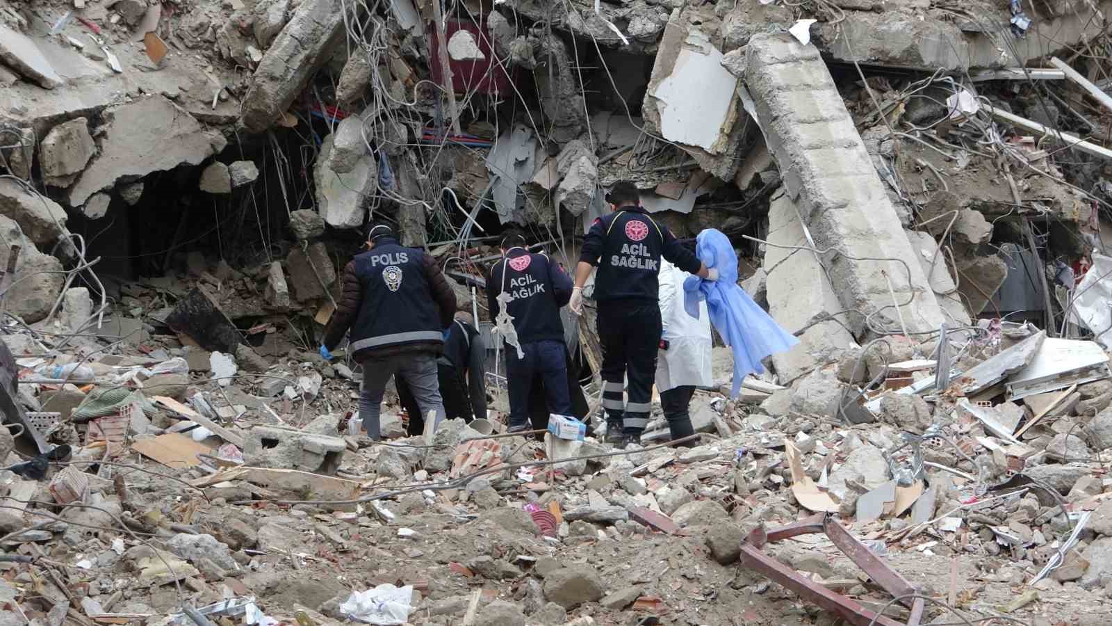 Depremde yıkılan binanın enkazında erkek cesedi bulundu - Resim : 1